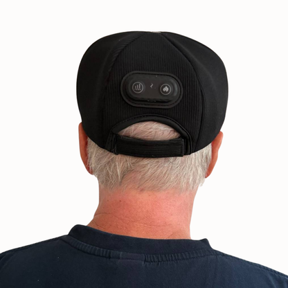Nakken af en mand der er iført rødlys kasketten. Kasketten er sort men velkroluk og to knapper over hullet bag på. 