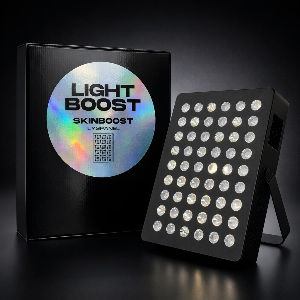 SkinBoost panel i sort, der står skråt bag ved den tilhørende kasse. Kassen har et mærke i søvn med teksten "Light boost. Skinboost lyspanel".