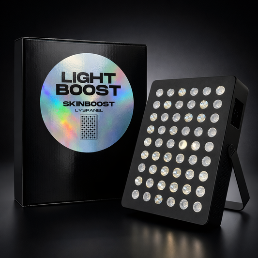 SkinBoost panel i sort, der står skråt bag ved den tilhørende kasse. Kassen har et mærke i søvn med teksten "Light boost. Skinboost lyspanel".